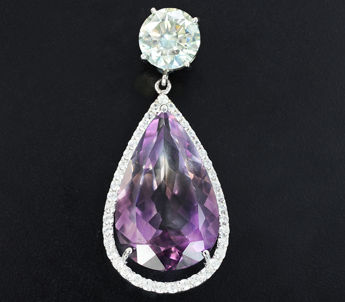 Золото Кулон с бразильским аметистом 37,65 карата, муассанитом 6,19 карата и бесцветными цирконами