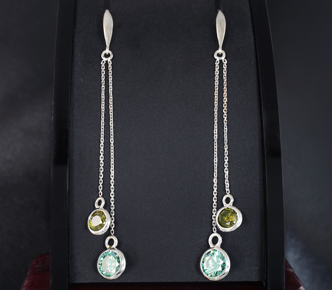 Золото Серьги с муассанитами 2,82 карата и уральскими демантоидами 2,02 карата