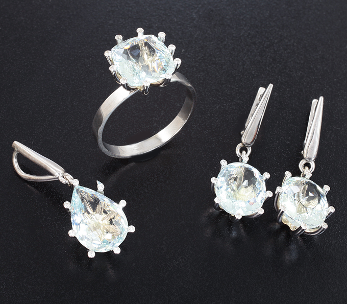 Золото Комплект с аквамаринами 16,3 карата и муассанитами