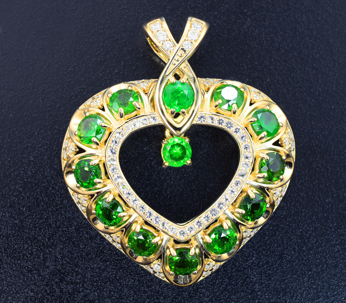 Золото Кулон с диопсидами 2,31 карата, уральскими демантоидами 1,74 карата, топазами и бриллиантами