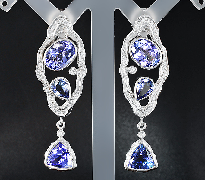 Золото Серьги из белого золота с крупными танзанитами и бриллиантами