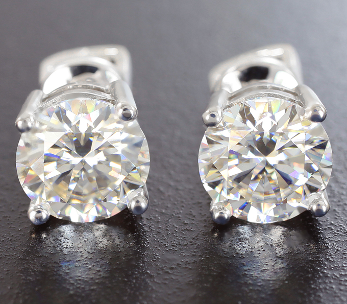 Золото Пусеты с бесцветными муассанитами топовой огранки 1,88 карата