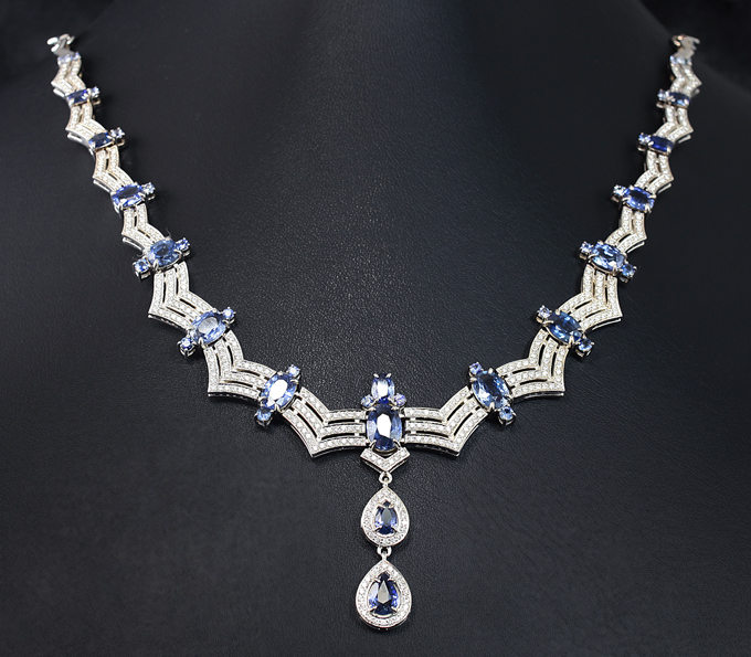 Золото Колье с синими сапфирами 13,89 карата и бриллиантами