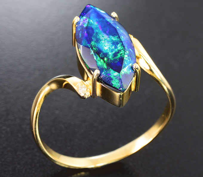 Золото Кольцо с ограненным черным опалом 2,06 карата и бриллиантами