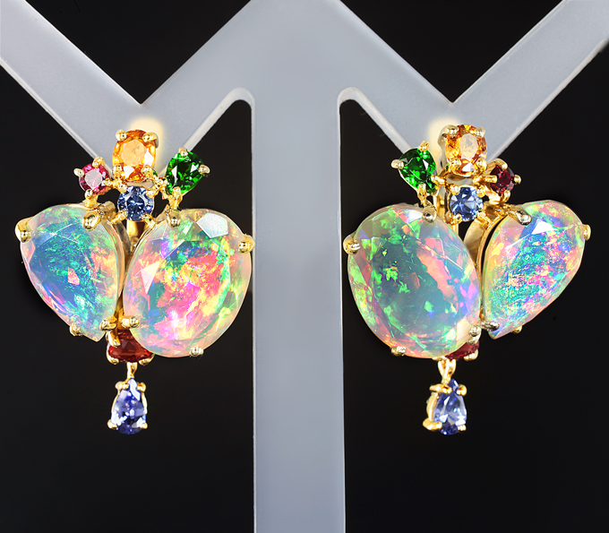 Золото Серьги с ограненными эфиопскими опалами 11,82 карата, диопсидами, танзанитами, цаворитами и разноцветными сапфирами