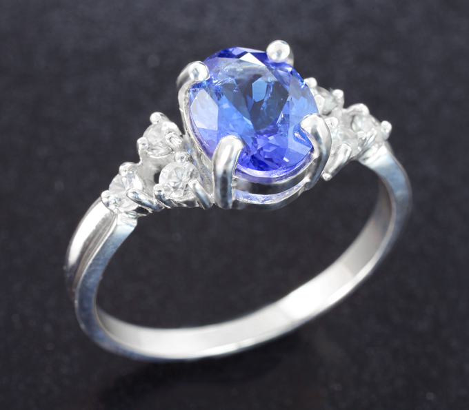 Золото Кольцо с танзанитом 1,42 карата и бесцветными цирконами