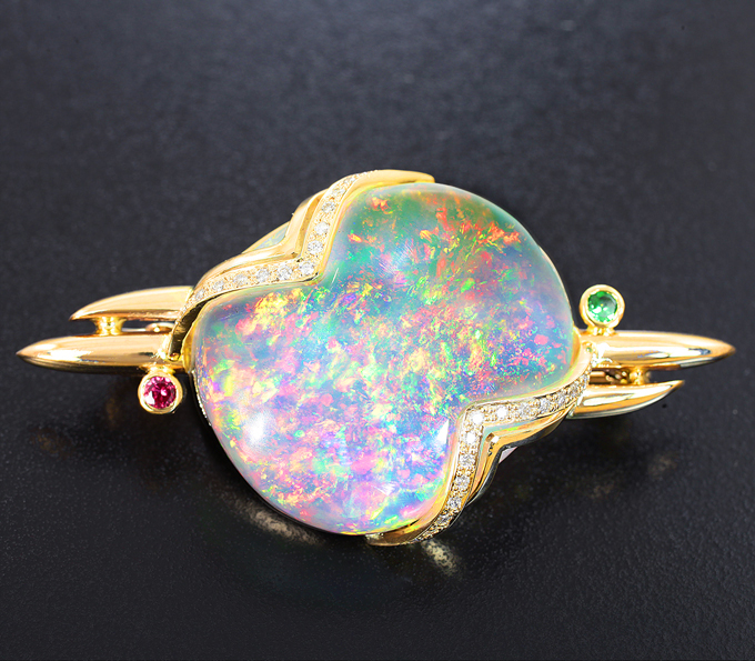 Золото Брошь с кристаллическим эфиопским опалом 27,7 карата, цаворитом, красным сапфиром и бриллиантами