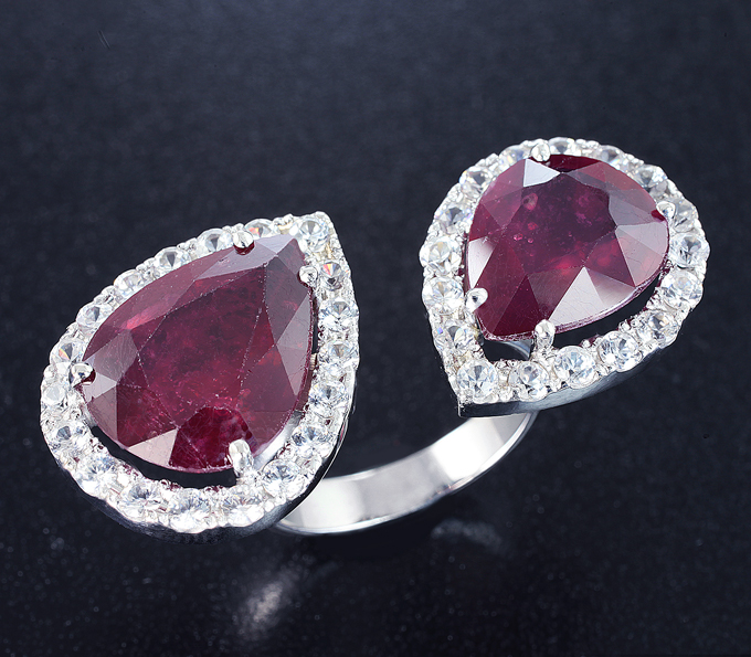 Золото Кольцо с рубинами 10,7 карата и бесцветными цирконами