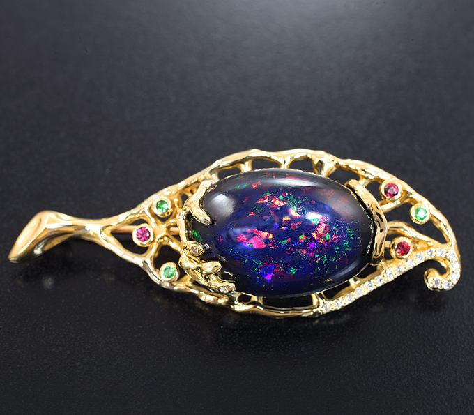 Золото Брошь с кристаллическим черным опалом 19,01 карата, цаворитами, красными сапфирами и бриллиантами