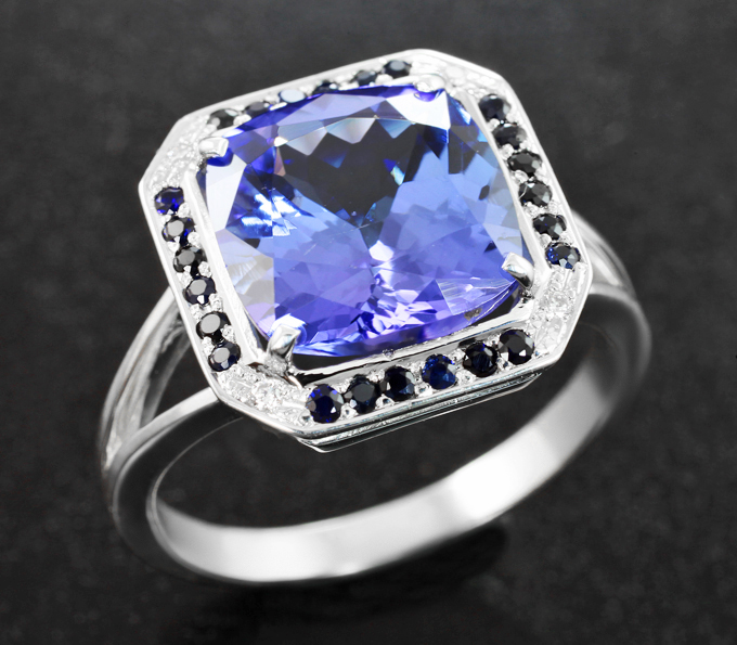 Золото Кольцо с танзанитом 4,25 карата, синими сапфирами и бриллиантами 