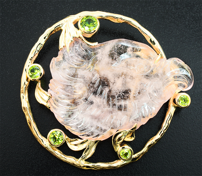 Золото Брошь с миниатюрой «Гриф» из цельного морганита 31,66 карата и уральскими демантоидами 1,05 карата