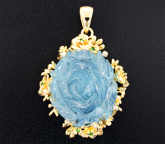 Золото Кулон с резным аквамарином 34,55 карата, цаворитами и бриллиантами