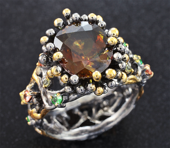 Серебро 925 Кольцо с крупным сфеном 4,15 карата, цаворитами, желтыми и оранжевыми сапфирами
