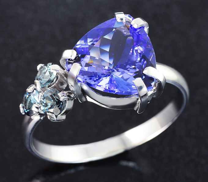 Золото Кольцо с танзанитом 2,6 карата и гранатами со сменой цвета 0,4 карата