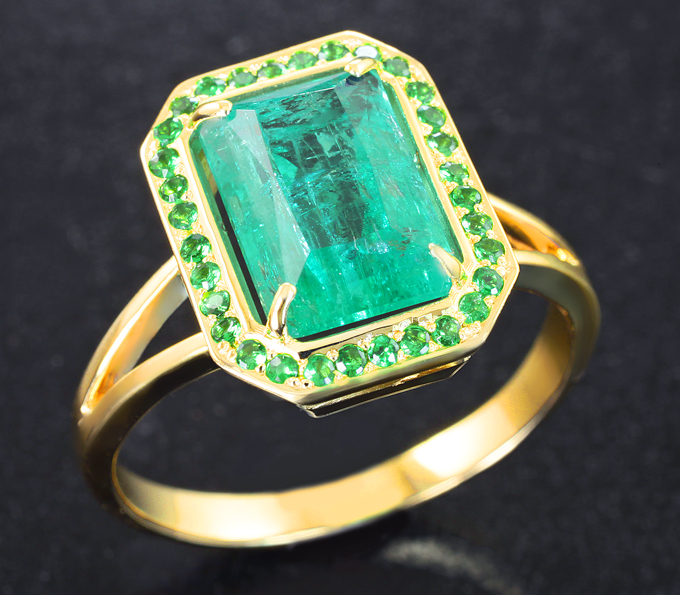 Золото Кольцо с уральским изумрудом 3,14 карата и цаворитами