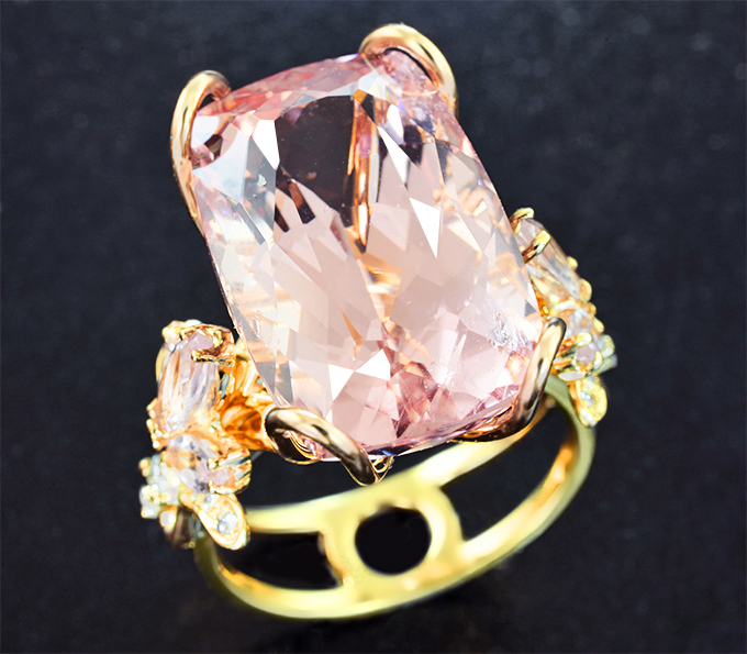 Золото Кольцо с крупным морганитом 19,88 карата, морганитами маркизами и бриллиантами
