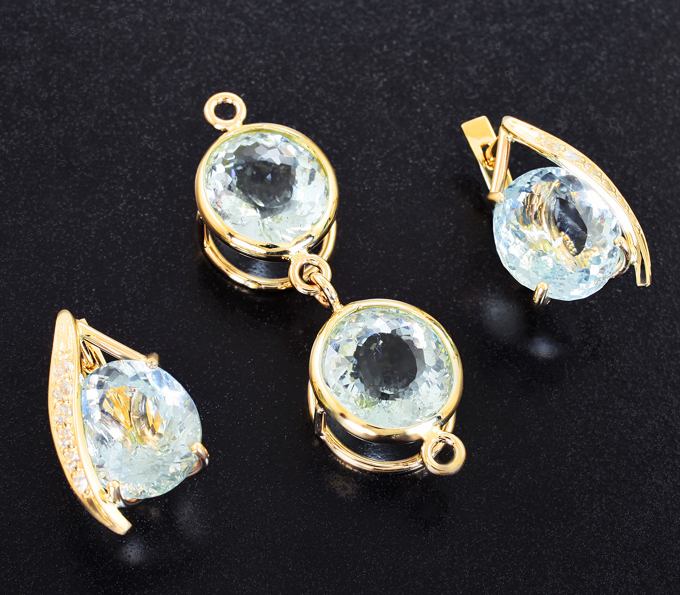 Золото Комплект с аквамаринами 18,01 карата и бесцветными цирконами