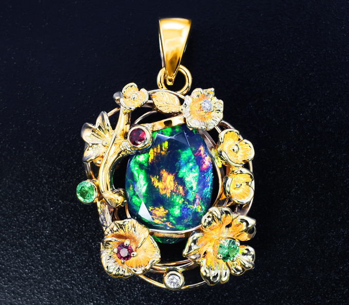 Золото Кулон с ограненным черным опалом, цаворитами, красными сапфирами и бриллиантами