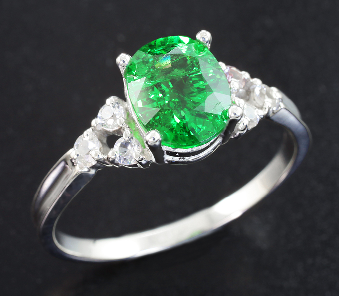 Серебро 925 Кольцо с цаворитом 2 карата и бесцветными сапфирами