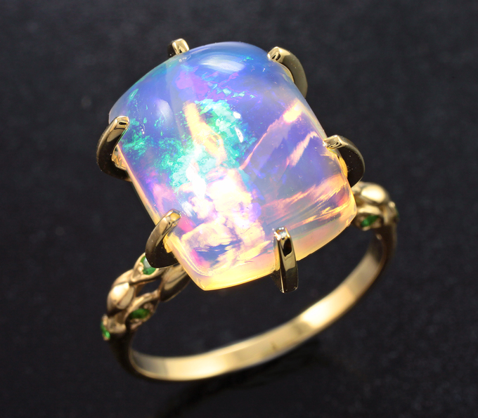 Золото Кольца с кристаллическим эфиопским опалом 5,15 карата, цаворитами и бриллиантами