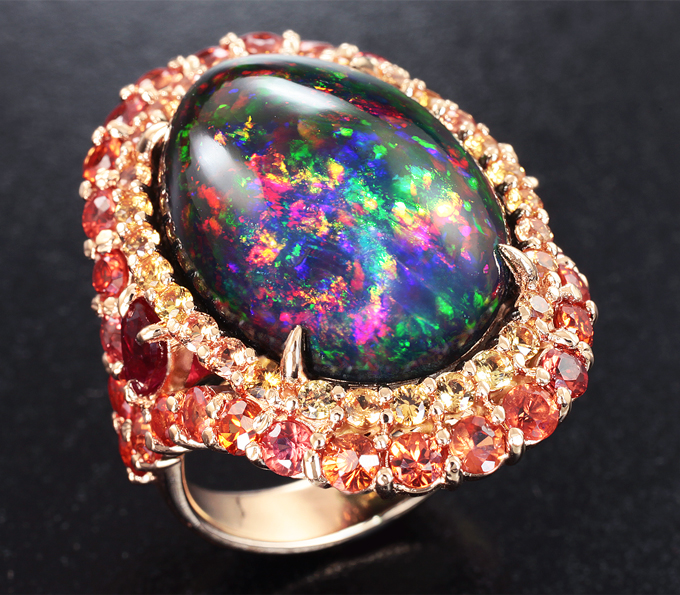 Золото Кольцо с кристаллическим черным опалом 9,98 карата, рубинами, оранжевыми и желтыми сапфирами
