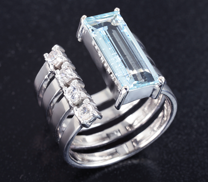 Золото Кольцо с аквамарином 1,66 карата и бесцветными сапфирами