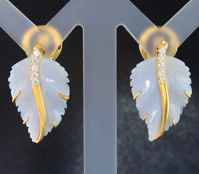 Золото Серьги с резным халцедоном 10,21 карата и лейкосапфирами