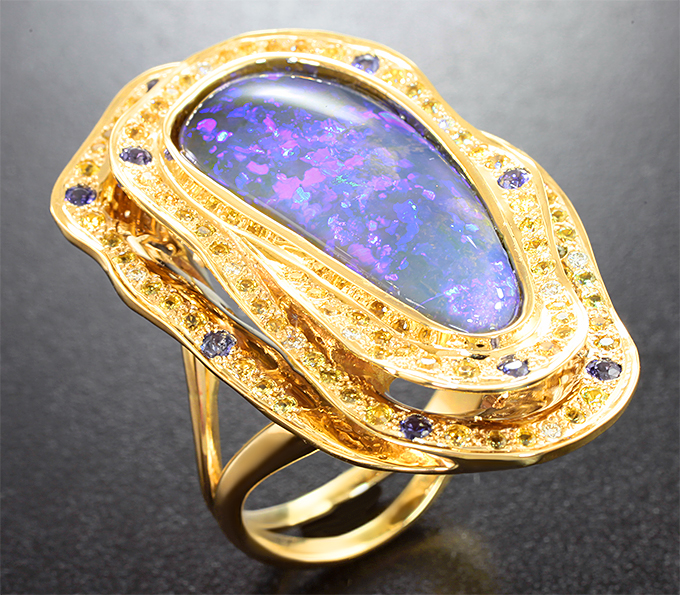 Золото Кольцо с крупным австралийским черным опалом 8,46 карата, сапфирами и брилиантами
