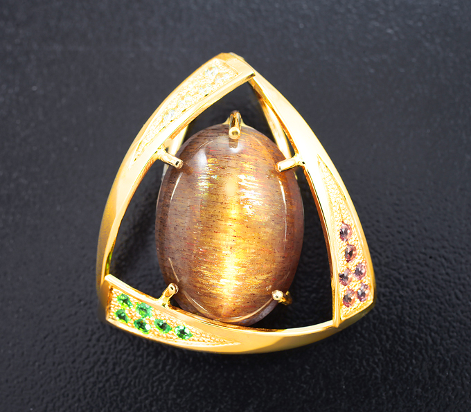 Золото Кулон с солнечным камнем с эффектом кошачьего глаза 15,03 карата, сапфирами, цаворитами гранатами и бриллиантами