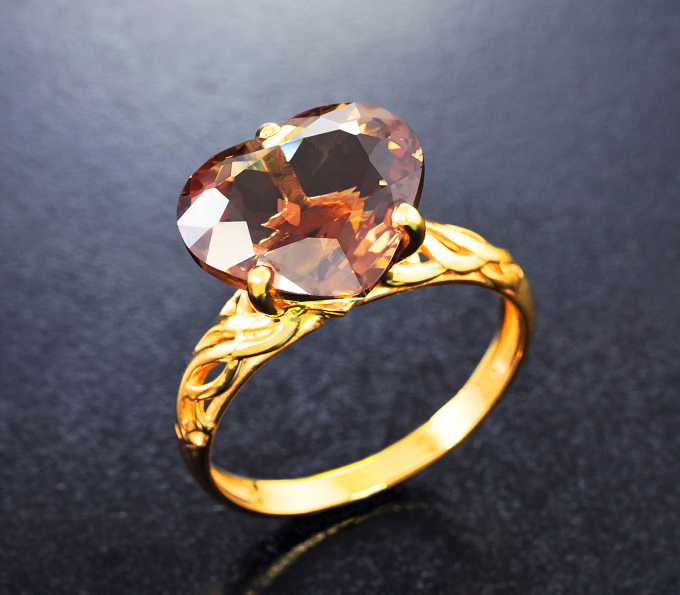 Золото Кольцо с полихромным андезином 6,04 карата