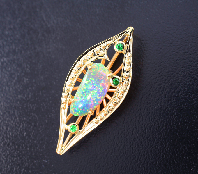 Золото Кулон с австралийским solid опалом 1,82 карата и цаворитами 