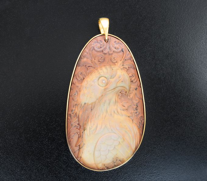 Золото Кулон с камей-подвеской «Ястреб» из цельной яшмы и бриллиантом