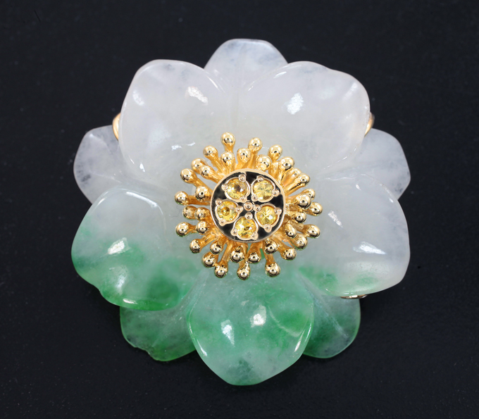 Золото Кулон с резным полихромным нефритом и желтыми сапфирами