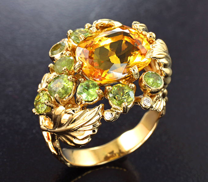 Золото Кольцо с гелиодором 4,04 карата, уральскими демантоидами 1,45 карата и бриллиантами