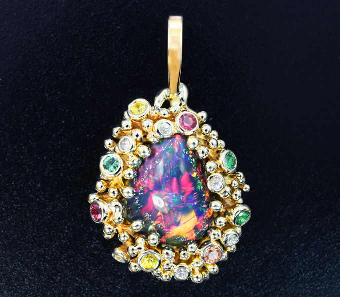 Золото Кулон с кристаллическим черным опалом 5,7 карата, цаворитами и разноцветными сапфирами