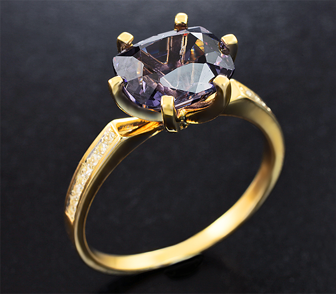 Золото Кольцо с крупной шпинелью высокой чистоты 3,35 карата и бесцветными сапфирами