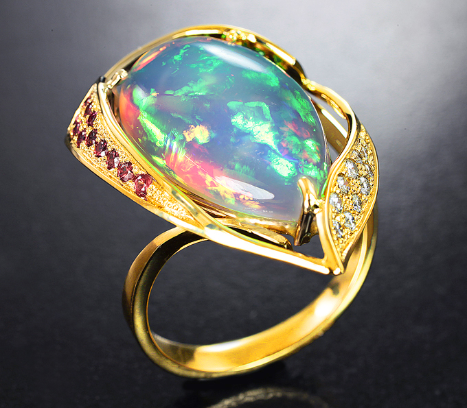 Золото Кольцо с кристаллическим эфиопским опалом 6,53 карата, сапфирами, цаворитами и бриллиантами
