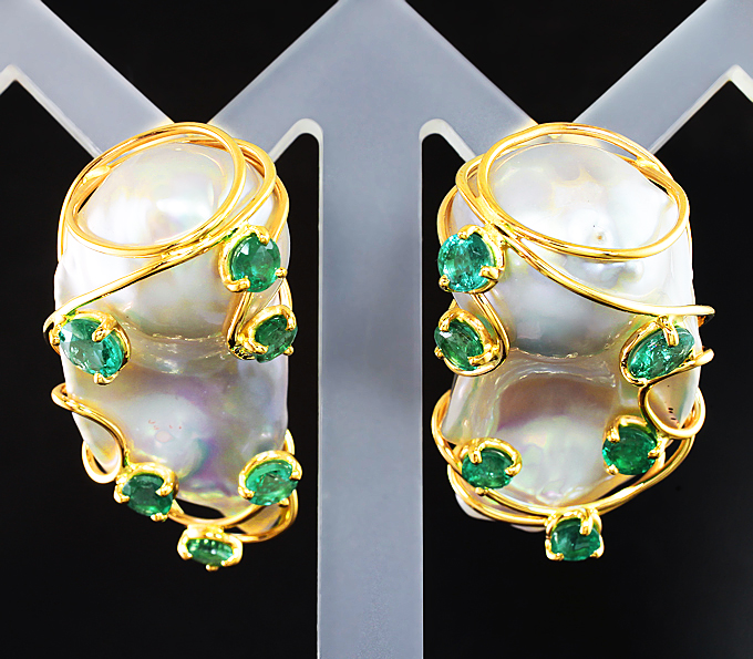 Золото Серьги с морским жемчугом барокко 88,59 карата и уральскими изумрудами 3,3 карата