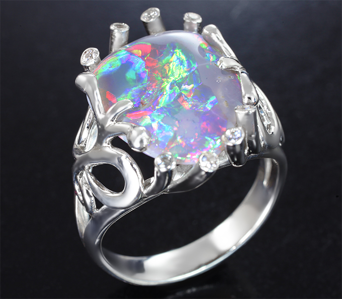 Серебро 925 Кольцо с австралийским solid опалом 4,25 карата и лейкосапфирами