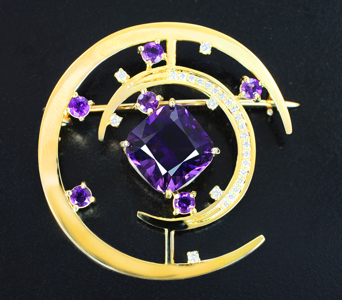 Золото Брошь с аметистами 6,1 карата и бриллиантами