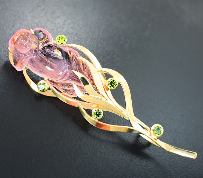 Золото Брошь с резным морганитом 20,02 карата и уральскими демантоидами 0,71 карата