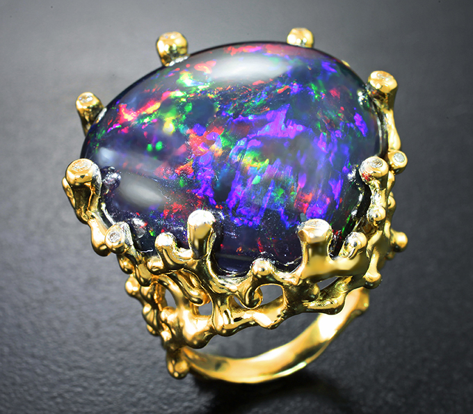 Золото Кольцо с кристаллическим черным опалом 31,32 карата и бриллиантами