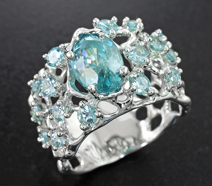 Серебро 925 Кольцо с голубыми цирконами 7,07 карата