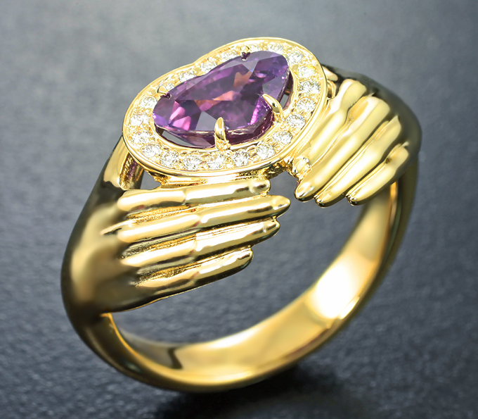 Золото Кольцо с пурпурным сапфиром редкой огранки 1,48 карата и бриллиантами