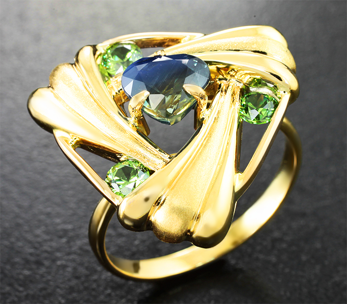Золото Кольцо с австралийским полихромным сапфиром 1,58 карата и уральскими деамантоидами гранатами 0,54 карата