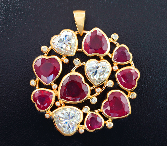 Золото Кулон с рубинами 21,48 карата, муассанитами 6,79 карата и бриллиантами