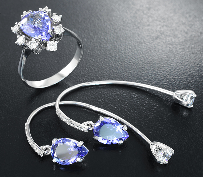 Золото Комплект с танзанитами 6,59 карата, бесцветными цирконами и муассанитами