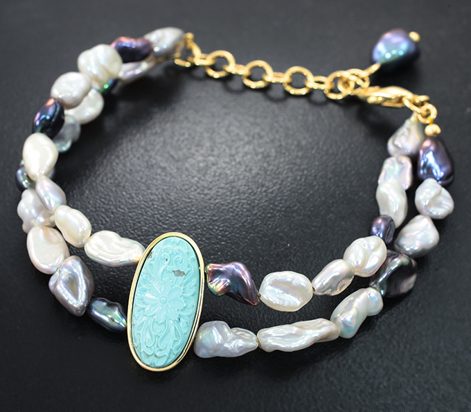 Золото Браслет с резным кабошоном армянской бирюзы 5,76 карата и разноцветным жемчугом