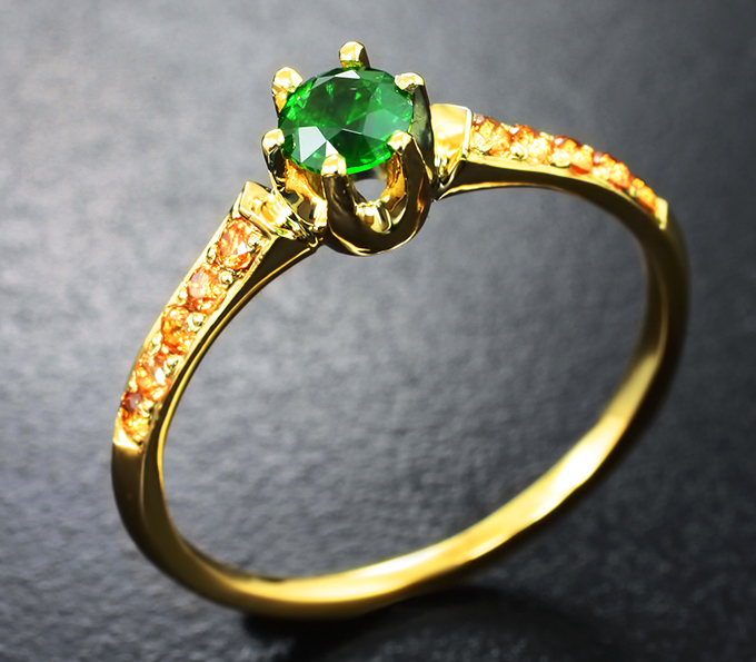 Золото Кольцо с уральским демантоидом 0,38 карата и оранжево-желтыми сапфирами