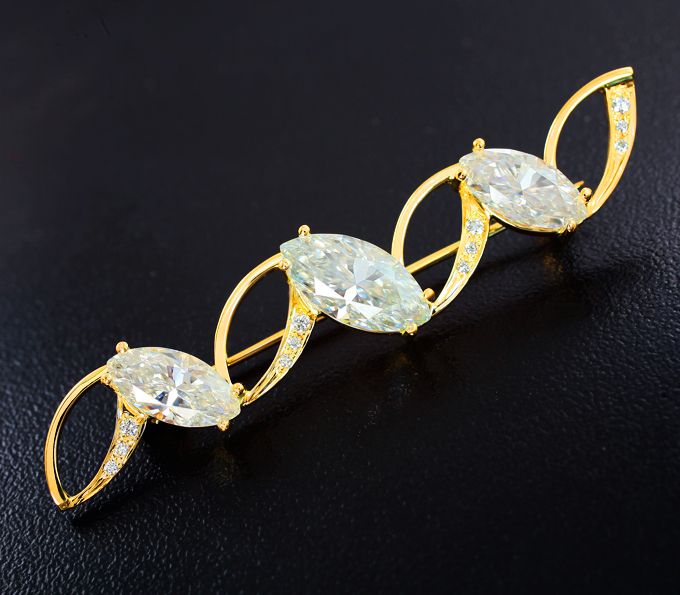 Золото Брошь с муассанитами 5,19 карата и брилиантами